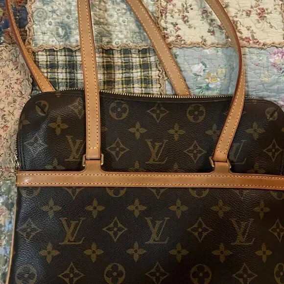Louis Vuitton - Picture 3 of 12